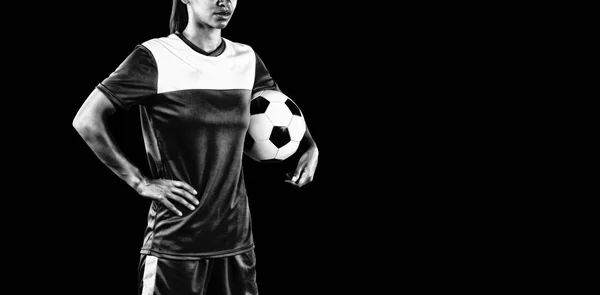 Pemain Sepak Bola Wanita Tangguh Terisolasi Latar Belakang Hitam — Stok Foto