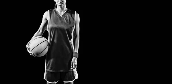 Tuff Kvinnlig Basketspelare Isolerad Svart Bakgrund — Stockfoto