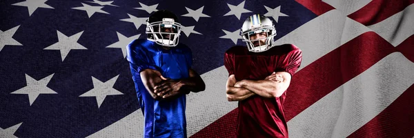 美式足球运动员与美国国旗对决 — 图库照片