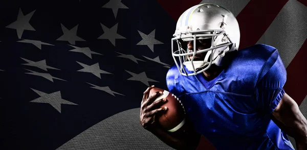 强大的橄榄球运动员反对美国国旗的特写 — 图库照片
