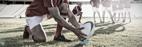 Jogador Rugby Masculino Colocando Bola Rugby Estande Playground Rugby Contra — Fotografia de Stock