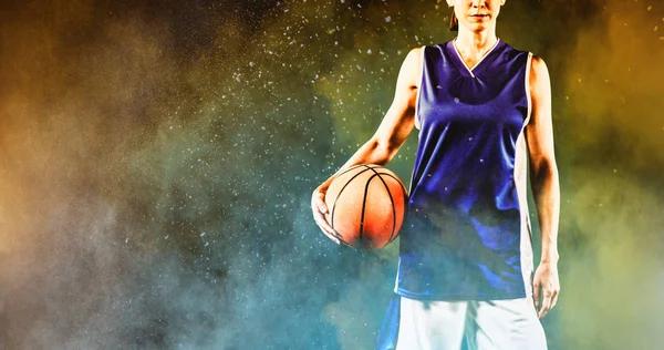 Stoere Vrouwelijke Basketballer Tegen Het Spetteren Van Gele Kleur Poeder — Stockfoto