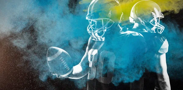 Amerikalı Futbolcular Rugby Kasklarıyla Dikiliyorlar Dijital Olarak Üretilen Renk Pudrası — Stok fotoğraf