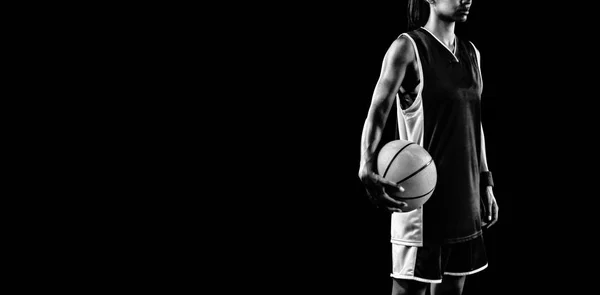 Stoere Vrouwelijke Basketballer Geïsoleerd Zwarte Achtergrond — Stockfoto