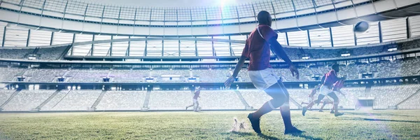 Jogador Rugby Chutando Bola Para Companheiros Equipe Campo Contra Estádio — Fotografia de Stock