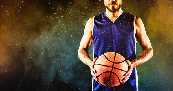 Basketballspieler Gegen Das Verspritzen Mit Gelbem Farbpulver — Stockfoto