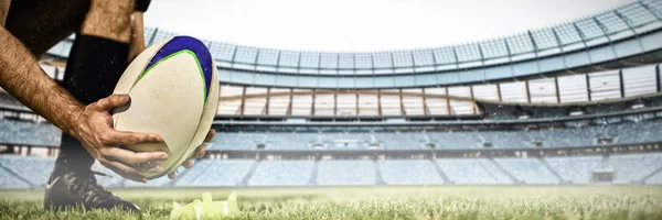 Mannelijke Rugbyspeler Die Rugby Bal Een Stand Plaatst Het Stadion — Stockfoto