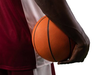Basketbolcu beyaz arkaplanda izole edildi 