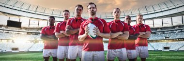 Şafakta çeşitli rugby oyuncuları ragbi stadyumuna karşı sahada
