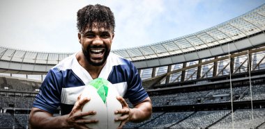 Rugby oyuncusu güneşli bir günde rugby stadyumuna karşı.