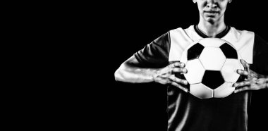 Sert kadın futbolcu siyah arka plan izole