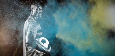 Renk tozu sıçramasına karşı Odaklanmış Futbolcu