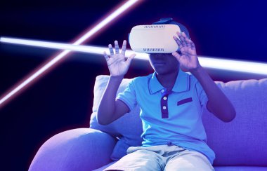 Çocuk, sanal gerçeklik simülatörünü gradyan karşısında kullanırken hareket ediyor