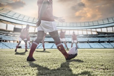 Şafakta çeşitli rugby oyuncuları ragbi stadyumuna karşı sahada