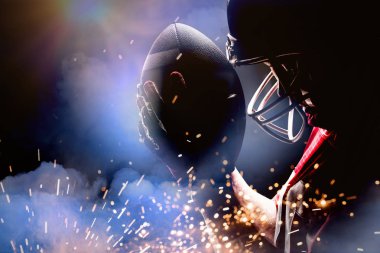 Amerikan Futbol Oyuncusu havai fişek patlama karşı pırıl pırıl arka plan