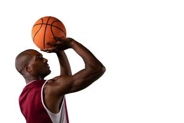 Basketbolcu beyaz arkaplanda izole edildi