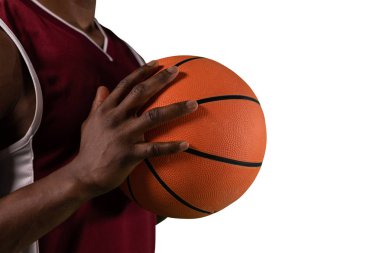 Basketbolcu beyaz arkaplanda izole edildi 