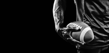 Güçlü Rugby Oyuncusu siyah arka planda izole 