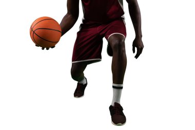 Basketbolcu beyaz arkaplanda izole edildi 