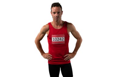 Beyaz arkaplanda odaklanmış sporcu