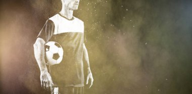 Renk tozu sıçramasına karşı Odaklanmış Futbolcu