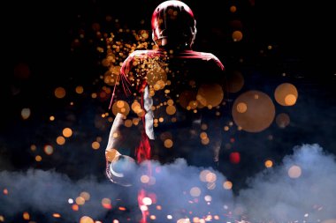 Amerikan Futbol Oyuncusu havai fişek patlama karşı pırıl pırıl arka plan