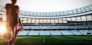 Amerikan Futbolcusu şafakta rugby stadyumuna karşı