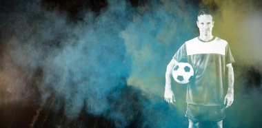 Renk tozu sıçramasına karşı Odaklanmış Futbolcu