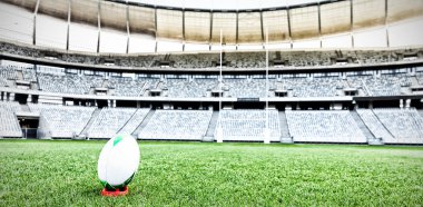 Boş bir stadyumda bir stand üzerinde ön görünüm rugby topu