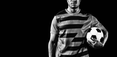 Odaklanmış Soccer Player siyah arka plan izole