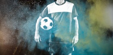 Renk tozu sıçramasına karşı Odaklanmış Futbolcu