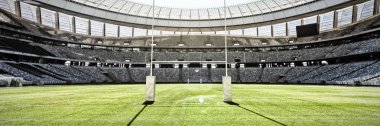 Stadyumda güneşli bir günde boş bir rugby kale direği