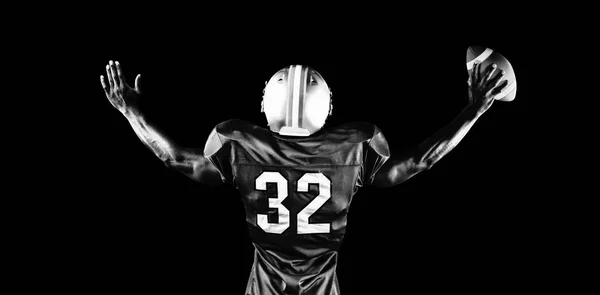 强大的橄榄球运动员孤立在黑色背景 — 图库照片