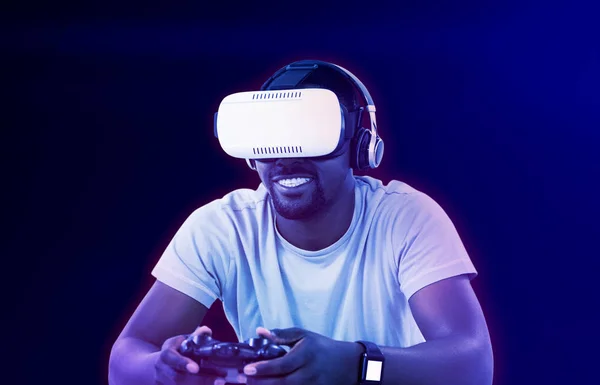Uomo Che Utilizza Cuffie Realtà Virtuale Giocare Videogioco Contro Gradiente — Foto Stock