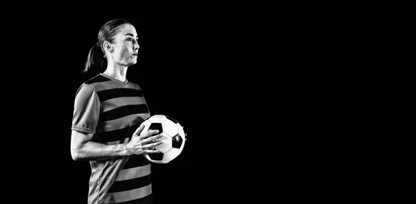 Pemain Sepak Bola Wanita Tangguh Terisolasi Latar Belakang Hitam — Stok Foto