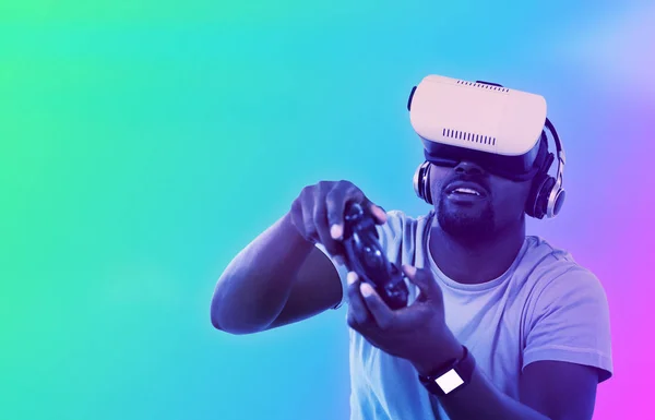 Man Using Virtual Reality Headset Playing Video Game Turquoise Purple — Stock Photo, Image