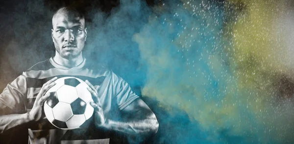 Επικεντρωμένος Ποδοσφαιριστής Κατά Του Πιτσιλίσματος Της Σκόνης Χρώματος — Φωτογραφία Αρχείου