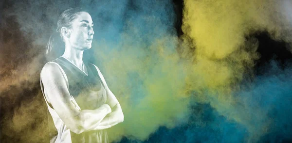 Pemain Basket Wanita Tangguh Melawan Percikan Bubuk Warna — Stok Foto