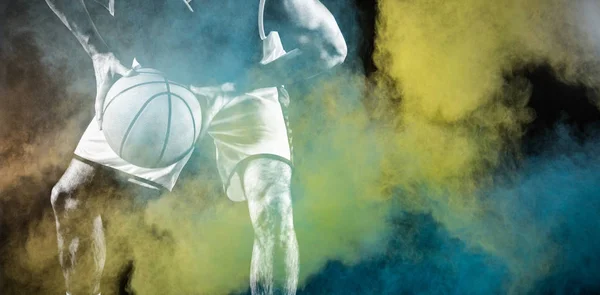 篮球运动员反对泼溅的彩色粉末 — 图库照片