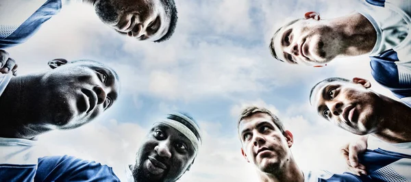 Onderaanzicht Van Groep Mannelijke Rugbyspelers Die Gelegen Het Stadion Vormen — Stockfoto
