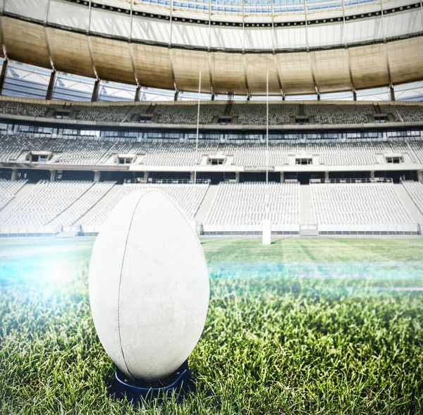 Rugby Bal Het Veld Tegen Rugby Goal Post Een Zonnige — Stockfoto