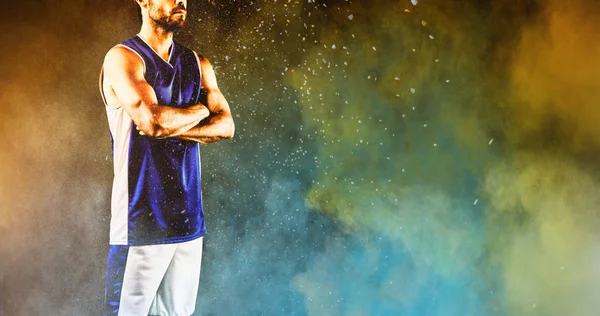 Basketballspieler Gegen Das Verspritzen Mit Gelbem Farbpulver — Stockfoto