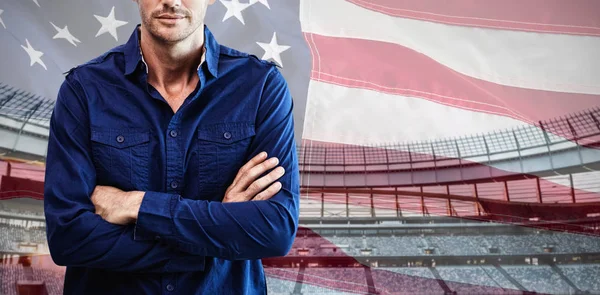腕を組んでアメリカ国旗のクローズ アップに対して自信を持って男性の肖像画 — ストック写真