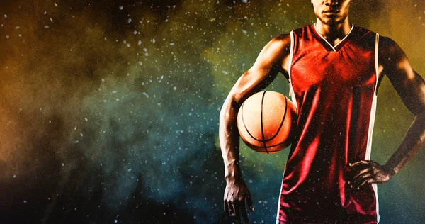 Basketbalový Hráč Proti Rozstřikování Žlutého Barevného Prášku — Stock fotografie