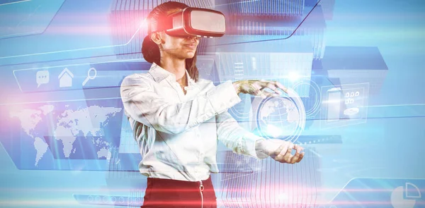 Frau Mit Virtual Reality Headset Gegen Futuristische Technologie Schnittstelle — Stockfoto