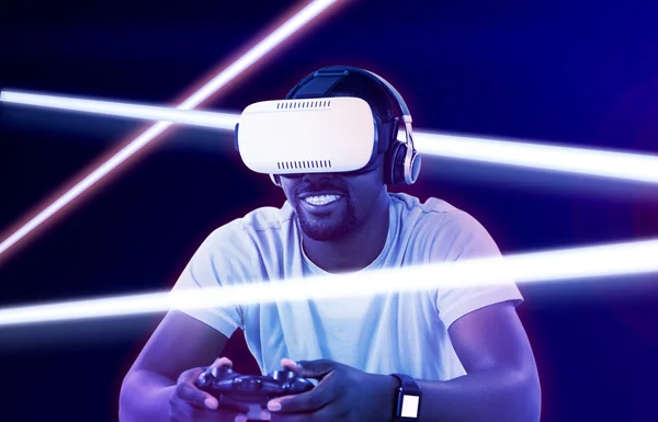 Homem Usando Headset Realidade Virtual Jogar Vídeo Game Contra Gradiente — Fotografia de Stock