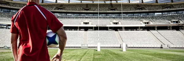 Mužský Ragbyový Hráč Který Drží Ragby Zemi Proti Gólu Rugby — Stock fotografie