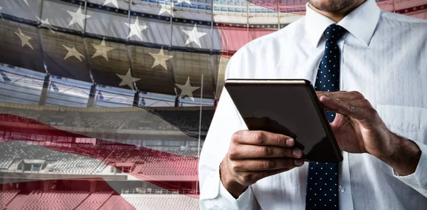 Upper Mid Section Man Using Tablet Close American Flag — Stock Photo, Image