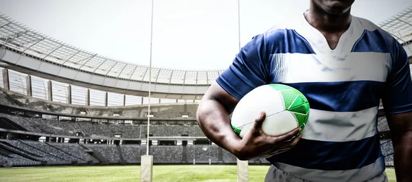 Silný Ragbyový Hráč Proti Cíli Rugby Slunečného Dne Stadionu — Stock fotografie