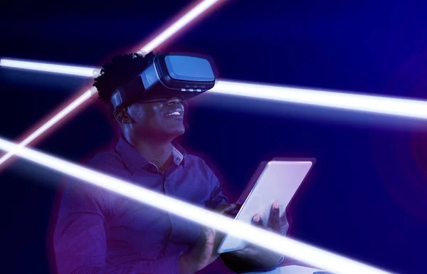 Afrikaner Und Amerikaner Nutzen Virtual Reality Headset Und Digitales Tablet — Stockfoto